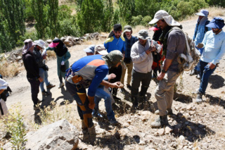 کارگاه آموزشی روشهای نوین تهیه نقشههای زمینشناسی اقتصادی در کردستان (بازدید از محدوده طلای منطقه کسنزان در سقز)