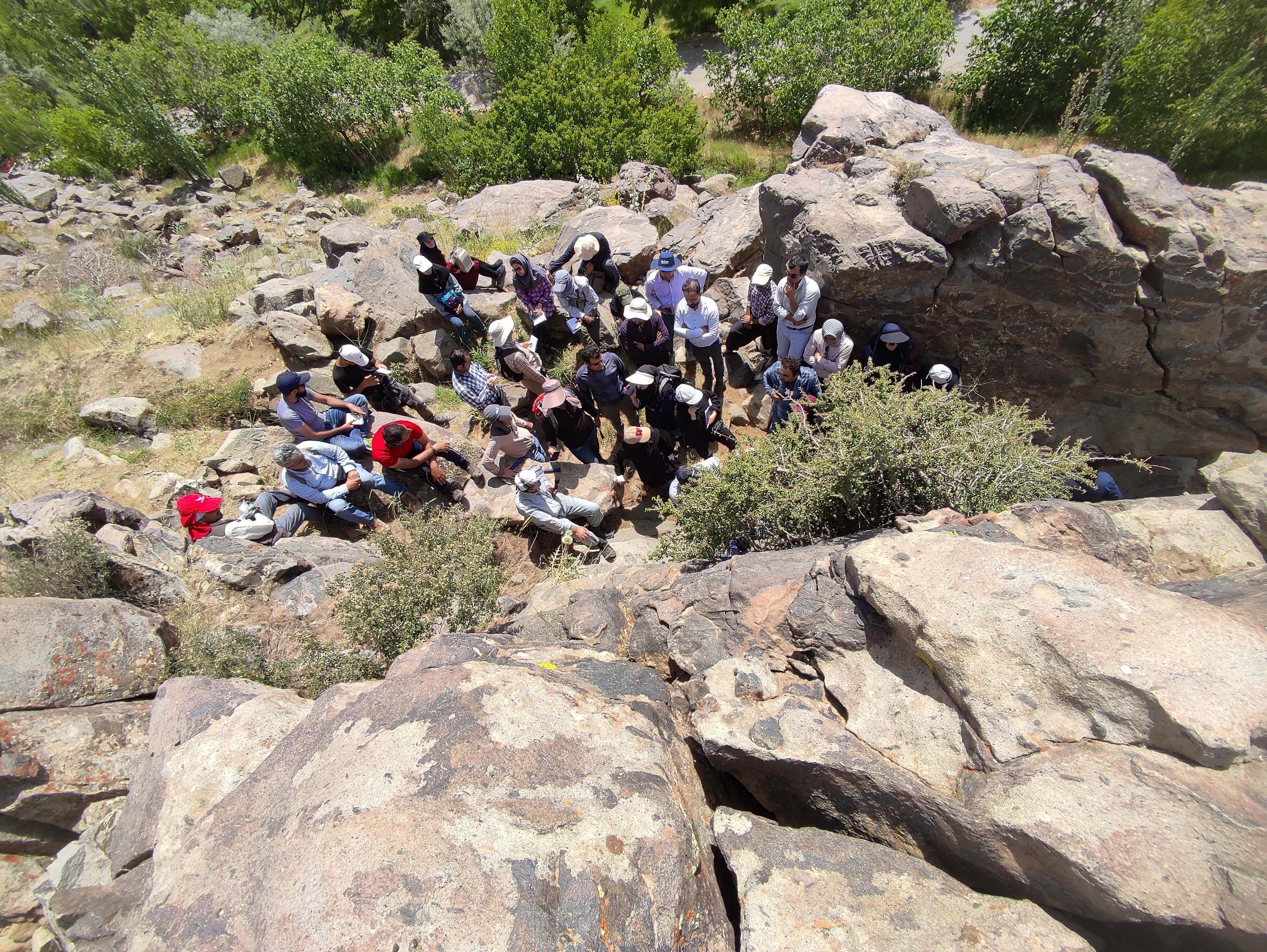 بازدید میدانی و تدریس همزمان در مسیر سنندج به همدان