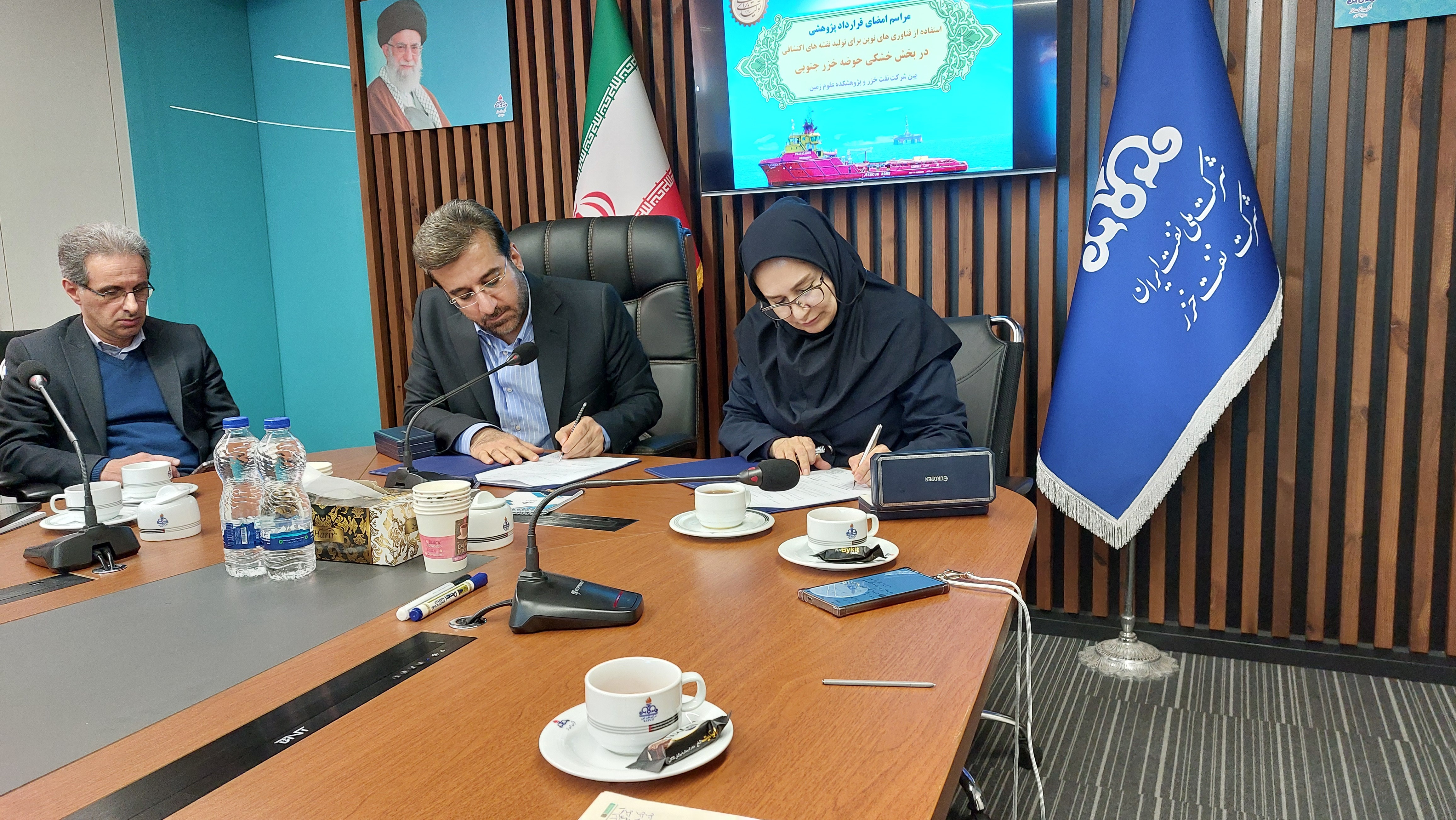 امضای موافقتنامه اجرایی طرح پژوهشی بین شرکت نفت خزر و پژوهشکده علوم زمین در تاریخ 15 دی ماه 1404